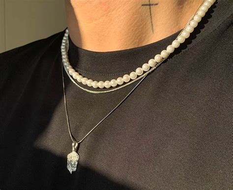 Comprar Homem Usando Colar De Perola Barato&nbsp;Preço